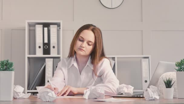 Ofisteki eğlenceli iş kadını kırışık kağıt fırlatıyor. — Stok video