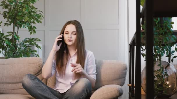 Τηλέφωνο τηλε-επικοινωνίας γυναίκα καναπέ σπίτι — Αρχείο Βίντεο