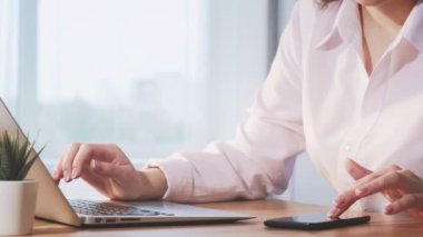 çevrimiçi yönetim dizüstü bilgisayarlı mobil uygulama telefonu verdi