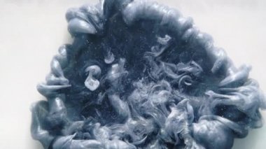 Mürekkep suyu, gri parıltılı duman, beyaz hareket.