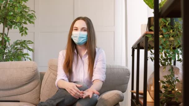 Video blogg hem självisolerande kvinna mask soffa — Stockvideo