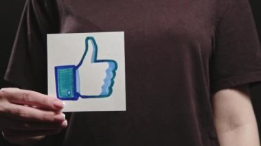 Logo internet oylarının aksine el aşağı.