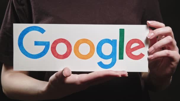 Googleのロゴウェブ検索エンジンの手ソフトウェアのサイン — ストック動画