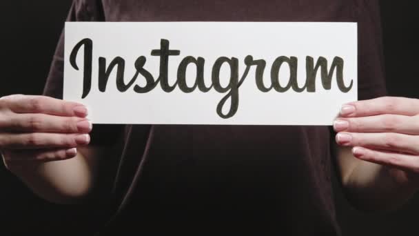 Logotipo instagram promoção de mídia social mãos sinal — Vídeo de Stock