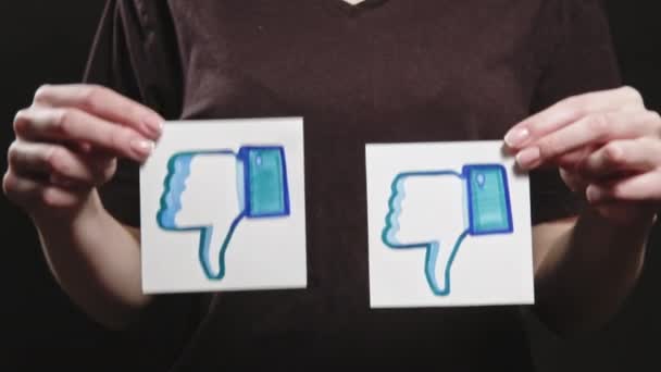 Negatives Feedback Social Media im Gegensatz zu Hände-Symbolen — Stockvideo