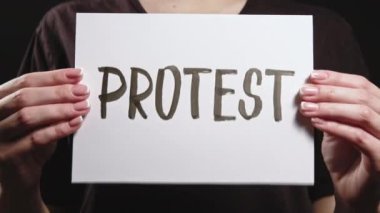 Protesto işareti kadın eylemci elleri talep ediyor