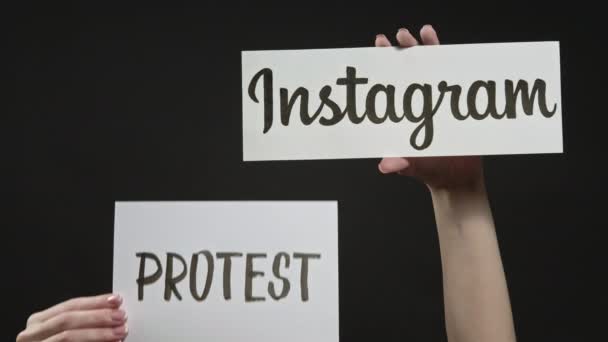 Internet protestiert gegen Meinungsfreiheit instagram logo — Stockvideo