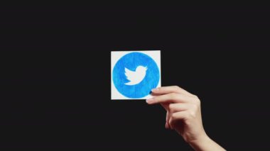 Twitter facebook logosu sosyal medya promosyon elleri