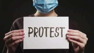 covid-19 protestosu. Eylemci maskesi işareti alamıyorum.