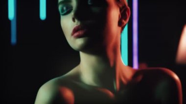 Model portresi kadın neon ışıklı