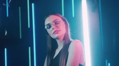 renkli açık renkli portre kızı gülümseyen konfeti neon