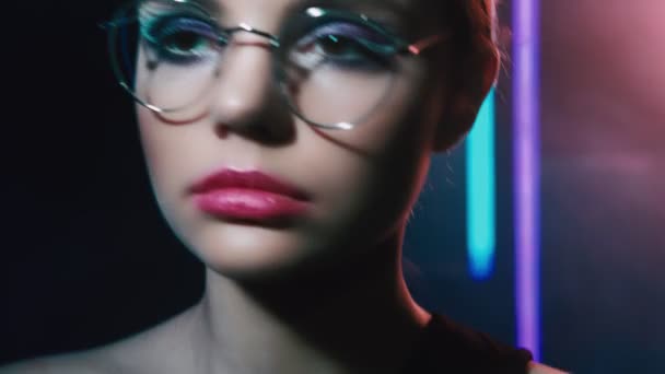 Neonlicht Porträt selbstbewusste Frauenbrille — Stockvideo