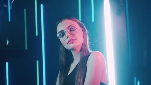 Gekleurd licht portret meisje glimlachen confetti neon — Stockvideo