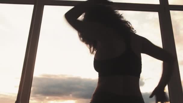 정열적 인 암컷 실루엣 춤 창문 — 비디오