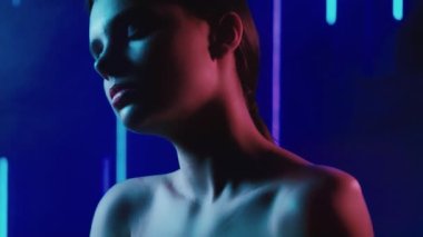 renkli ışık portresi kadın neon dumanı parlıyor