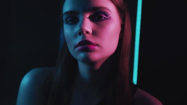 Modelo de moda retrato mujer púrpura luces de neón — Vídeos de Stock