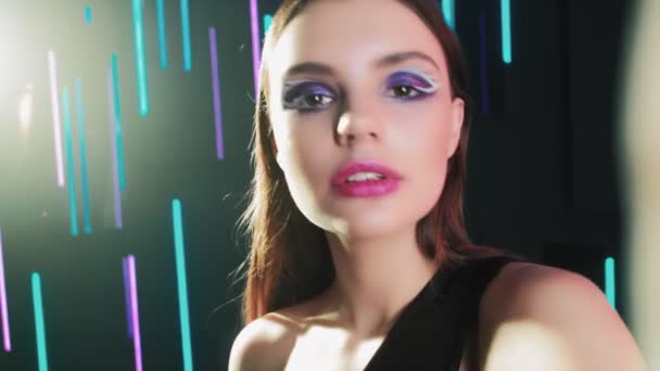 Partito ragazza ritratto donna notte trucco neon luci — Video Stock