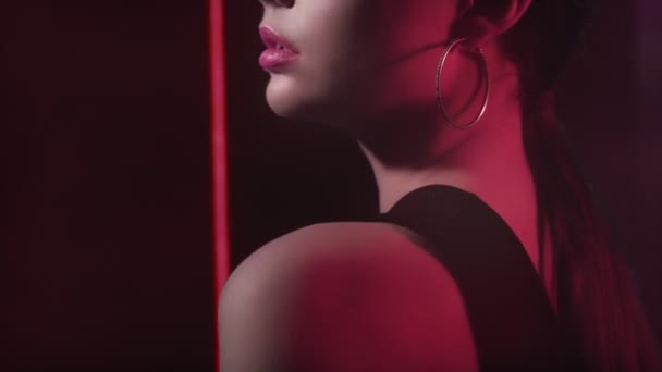 네온 라이트 모델 패션 사진 소녀 포즈 — 비디오