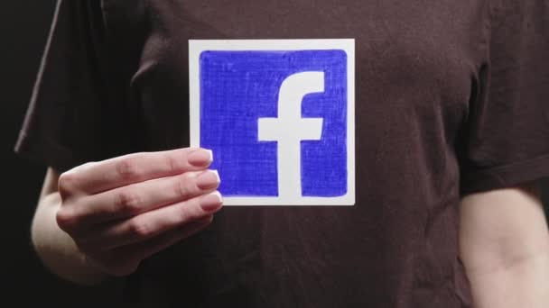 Facebook-logo for sosiale medier for hånd-app – stockvideo