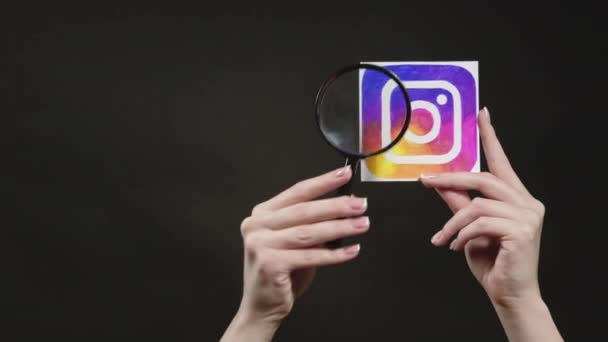 Instagram ícone mão descobrindo lupa — Vídeo de Stock