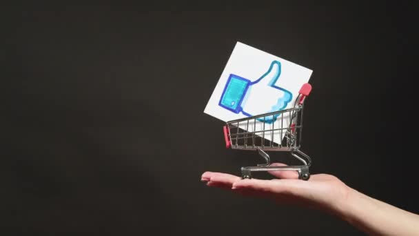 Digital marknadsföring händer köpa som ikoner varukorg — Stockvideo
