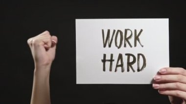 Çok çalış hayat motivasyonu kadın yumruk el hareketi