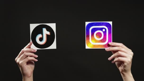 Tiktok instagram логотип слідує за соціальними медіа руками. — стокове відео