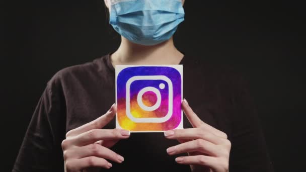 Komunikace na dálku žena tvář maska instagram — Stock video