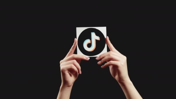 Tiktok icono Internet entretenimiento manos signo de la aplicación — Vídeo de stock