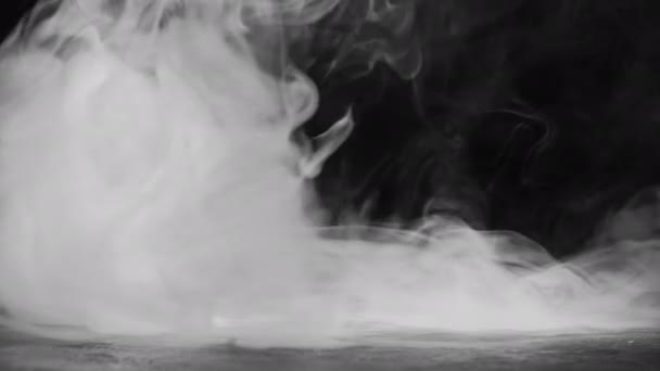 Duman dalgası ürkütücü efekt beyaz sis bulutu siyah — Stok video