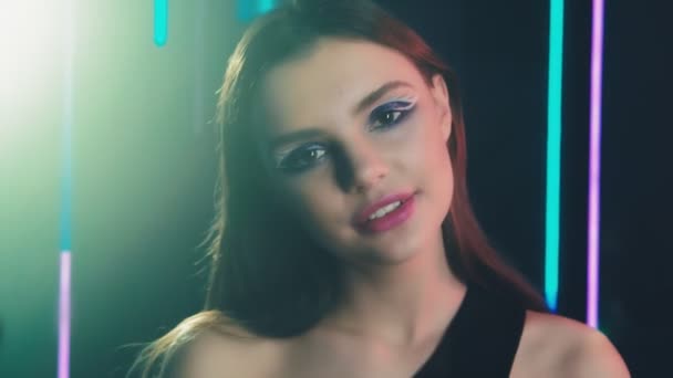 Ντίσκο κορίτσι πορτρέτο γυναίκα βράδυ μακιγιάζ χαμογελώντας — Αρχείο Βίντεο