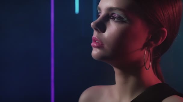 Neon światło twarz kobieta wieczorem makijaż pozowanie niebieski — Wideo stockowe