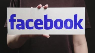 Facebook logosu dijital pazarlama elleri sosyal medya
