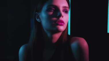 Neon modelli kadın akşam makyajı pozu