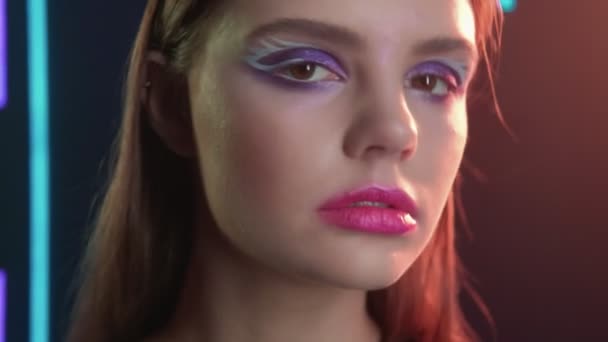 Mode Mädchen Porträt festliche Make-up Neon-Lichter — Stockvideo