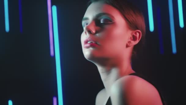 Neon světlo portrét uvolněné dívka tanec modrá — Stock video