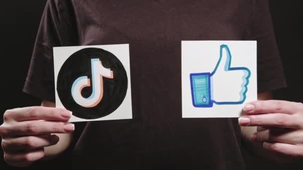 Tiktok ikona pozytywne opinie ręce logo jak znak — Wideo stockowe