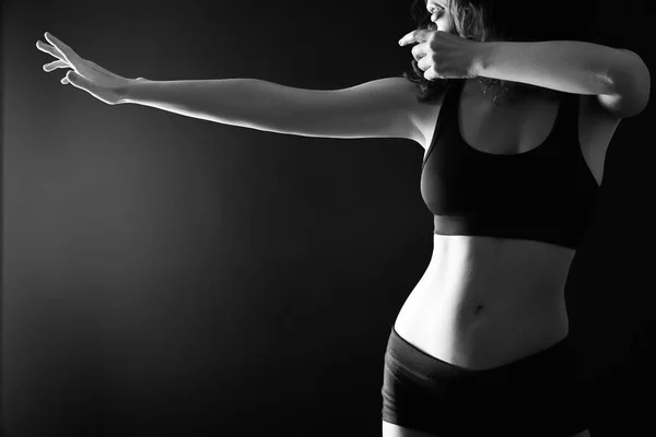 Mulher atlética silhueta sensual tiro com arco feminino — Fotografia de Stock
