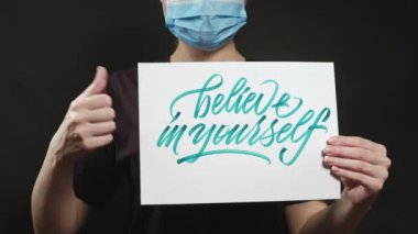 Kendine inan kadın maskesi destekleyici başparmak