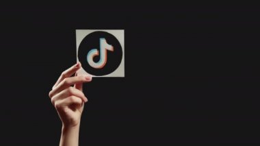 tiktok simgesi küresel iletişim el uygulaması 3
