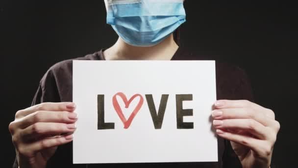 Covid-19 pandemia gratitud signo mujer máscara amor — Vídeo de stock