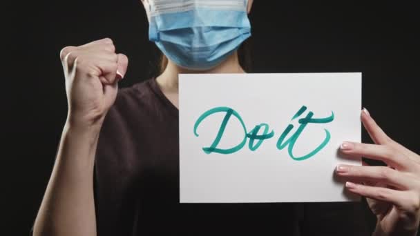 Face aceasta lupta cu masca de femeie coronavirus încurajatoare — Videoclip de stoc