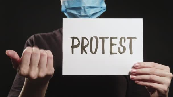 Protesta de cuarentena máscara activista femenina ven aquí — Vídeos de Stock