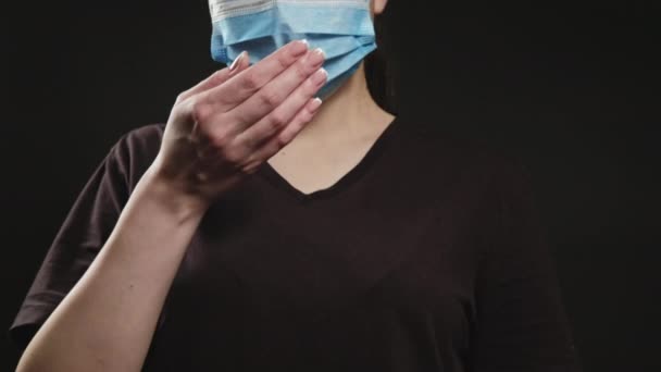 COVID-19 karantina altındaki hasta kadın öksürük maskesi — Stok video