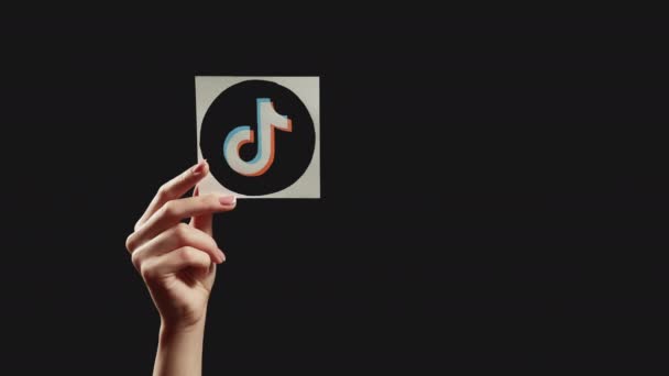 Tiktok simgesi küresel iletişim el uygulaması 3 — Stok video