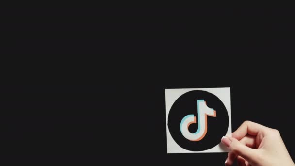 Tiktok logo entretenimiento red mano icono de la aplicación — Vídeo de stock