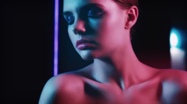 Neon model portre. Moda sanatçısı, pembe poz veriyor.