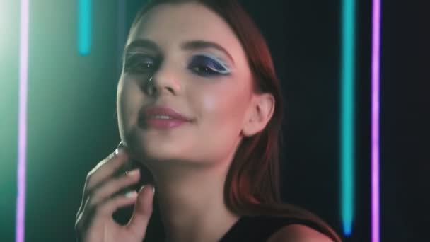 Moda kızı portresi kadın makyajı gülümsüyor — Stok video
