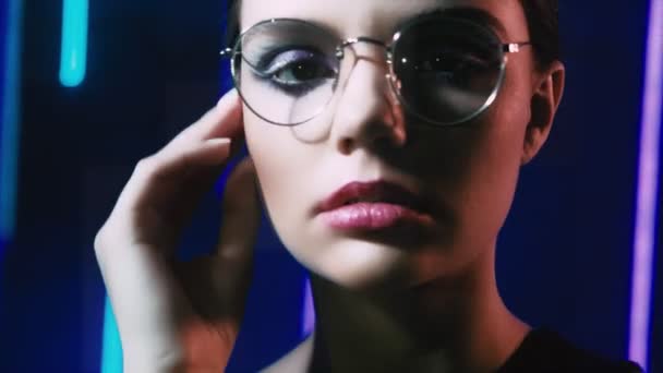 Fashion girl portrait woman wearing eyeglasses — Stock Video