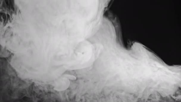 Movimento de fumaça nuvem de vapor branco fundo preto — Vídeo de Stock